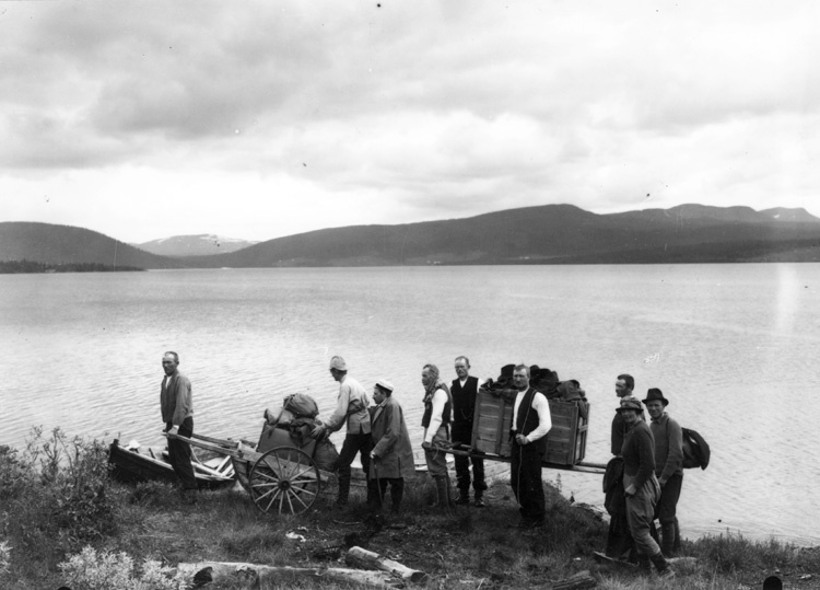 Bäverlådan bärs vid Ankarvattnet. Foto: Nils Thomasson/Stiftelsen Jamtlis fotosamlingar