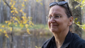 Frauke Ecke framför en bäverskapad våtmark.